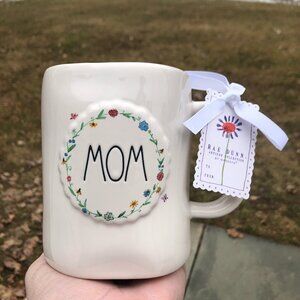 NWT Rae Dunn "Mom" Mug w/ Wreath of Flowers Blue Interior Mother's Day Gift